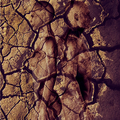 Composición artística con siluetas de un hombre y una mujer de espaldas sobre fondo de tierra agrietada, símbolo de la dualidad y la fragilidad humana