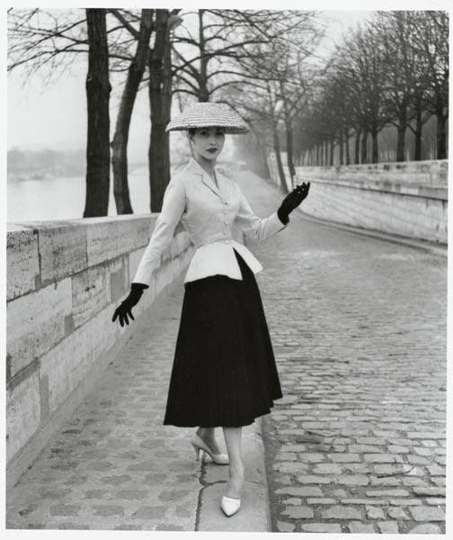 Modelo del New Look de Christian Dior de 1947 con cintura marcada