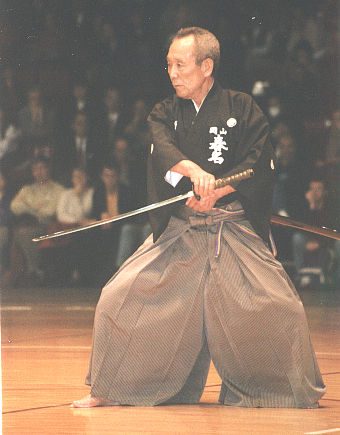 Practicante de iaido con hakama tradicional japonesa