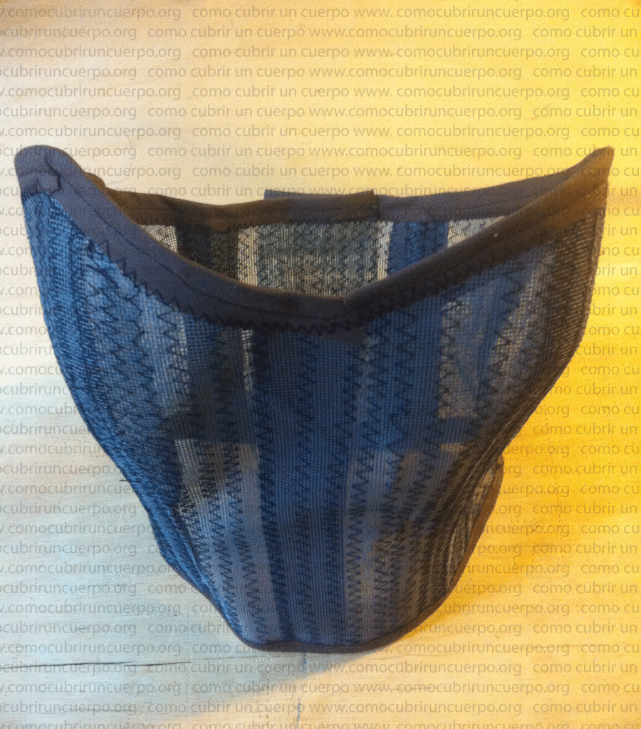 Bustier de rejilla de pvc montado con ballenas y bies, colocado en plano antes de la prueba