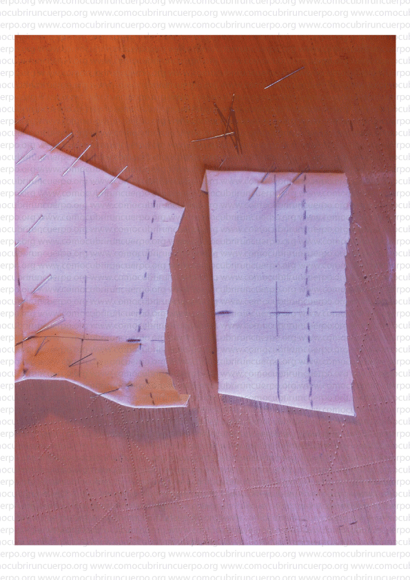 Desmontaje de las piezas de la glasilla del bustier con los piquetes y la costura del lado previamente marcados antes de ponerlas a plano.