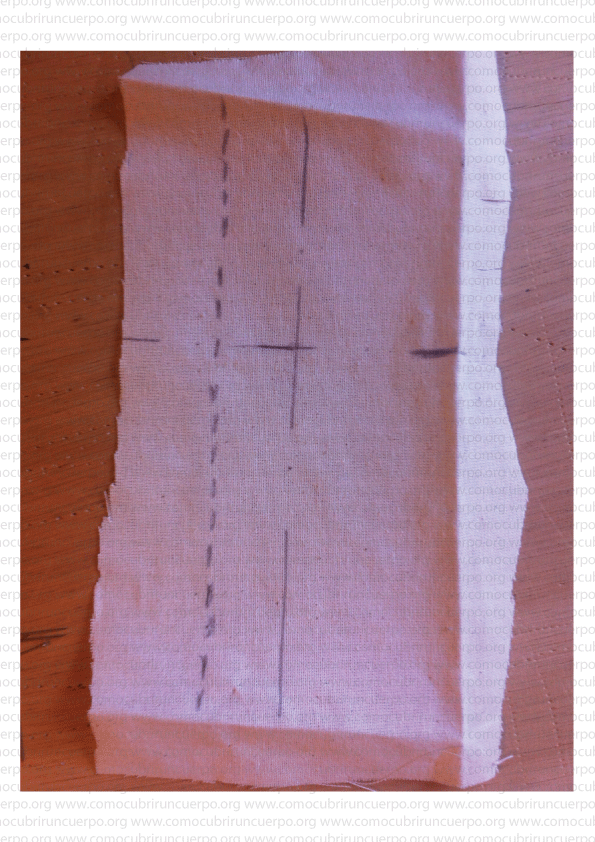 Apertura de las pestañas de la glasilla del bustier mostrando los pliegues marcados previamente con la uña.