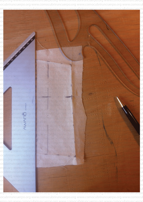 Marcado mediante puntos de los pliegues de la glasilla del bustier para determinar las líneas de costura de la pieza.