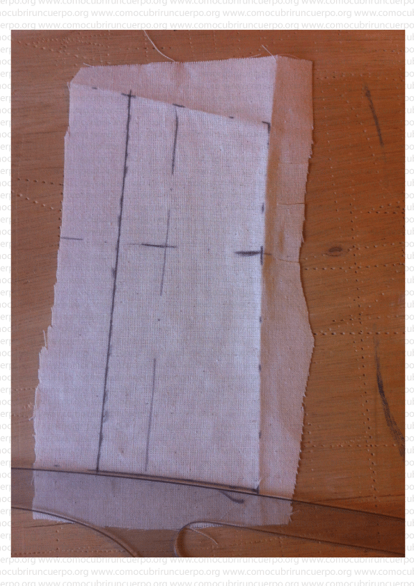 Trazado de las líneas de costura sobre la glasilla del bustier siguiendo las marcas del pliegue con regla recta y regla de curvas.