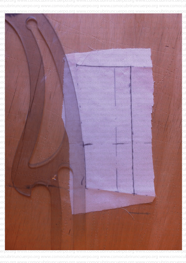 Continuación del trazado de las líneas de la pieza del bustier sobre la glasilla utilizando regla de curvas.