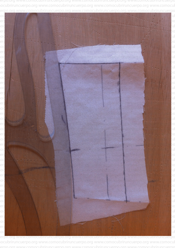 Ajuste del trazado definitivo de la pieza de glasilla del bustier antes de su puesta a plano.