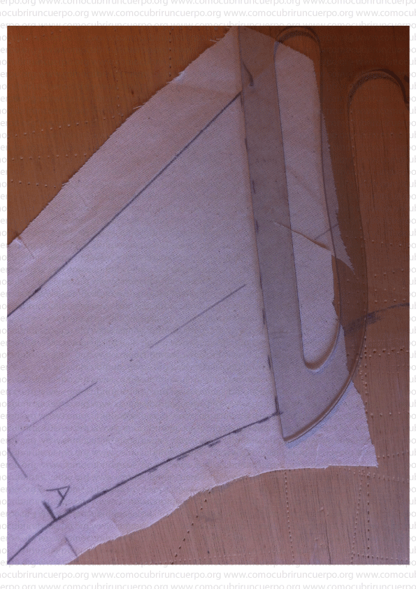 Rectificación del trazado del escote sobre la glasilla para obtener una curva continua cuando la regla de curvas no da la línea deseada.