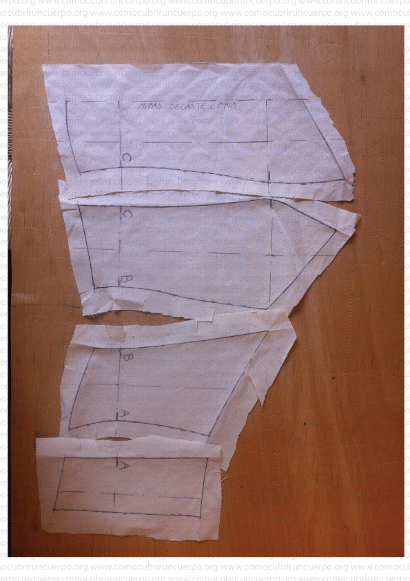 Conjunto de piezas de la glasilla del bustier una vez puestas a plano tras el trazado completo.