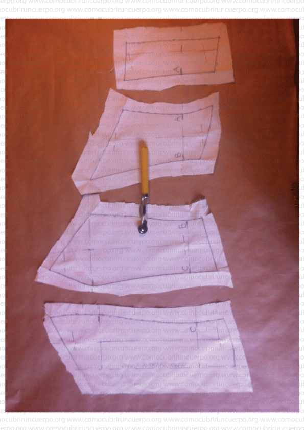 Ruleteado de las piezas de la glasilla del bustier sobre papel kraft para transferir las líneas trazadas.