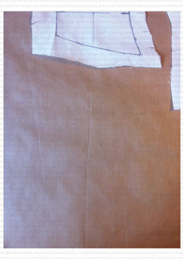 Líneas transferidas al papel kraft tras el ruleteado de las piezas de la glasilla del bustier.