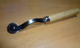 Ruleta de patronaje empleada para transferir las líneas de la glasilla al papel