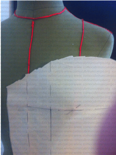 Primera pieza de glasilla colocada sobre el bolduc de pecho en el moulage del bustier