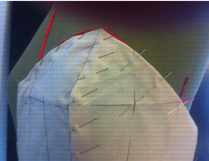 Ajuste de la parte superior de la pieza de glasilla en el moulage del bustier