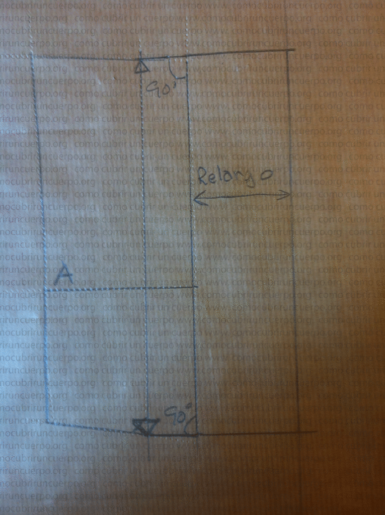 Relargo aplicado en la costura de mitad de espalda del bustier para facilitar el cierre durante la prueba.