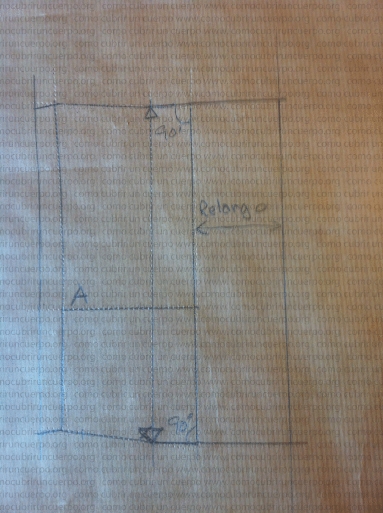 Regulación inicial de las costuras laterales del bustier sobre la pieza de mitad de espalda tomando como referencia el escote.