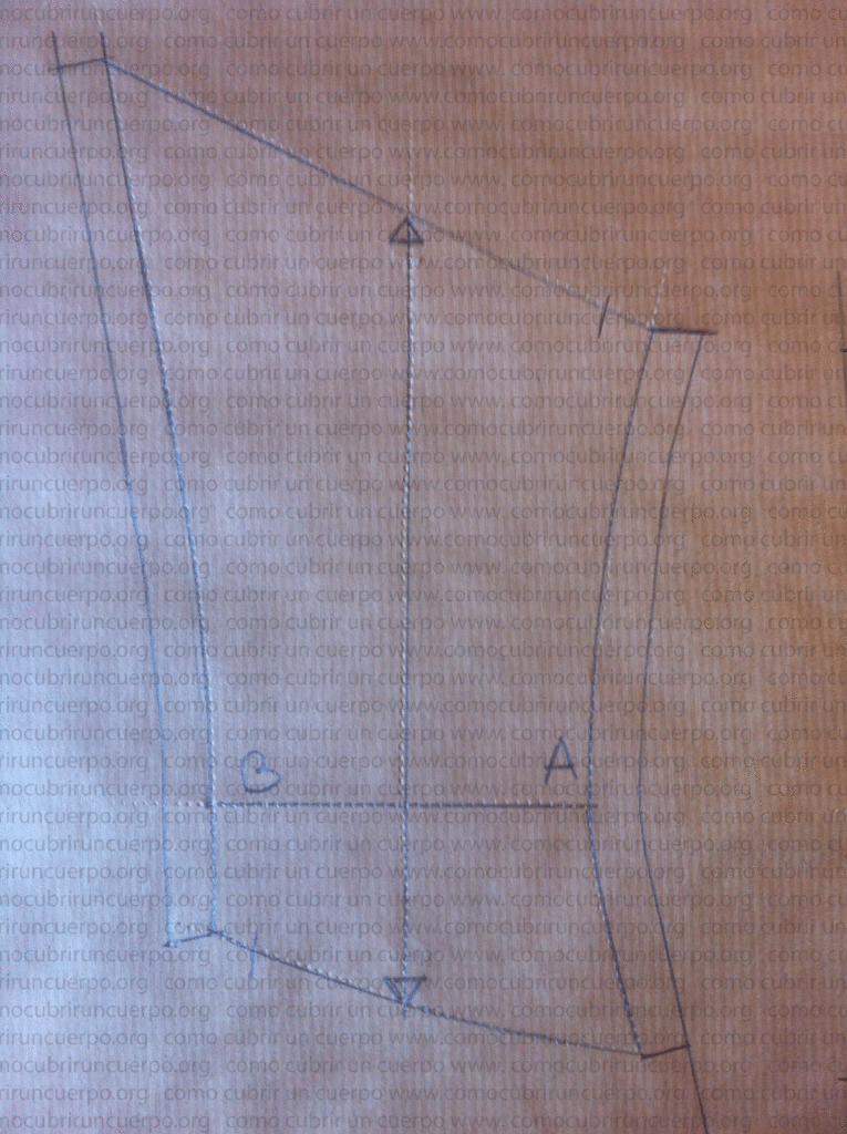 Ajuste progresivo de las costuras laterales del bustier reguladas sobre la pieza de mitad de espalda.