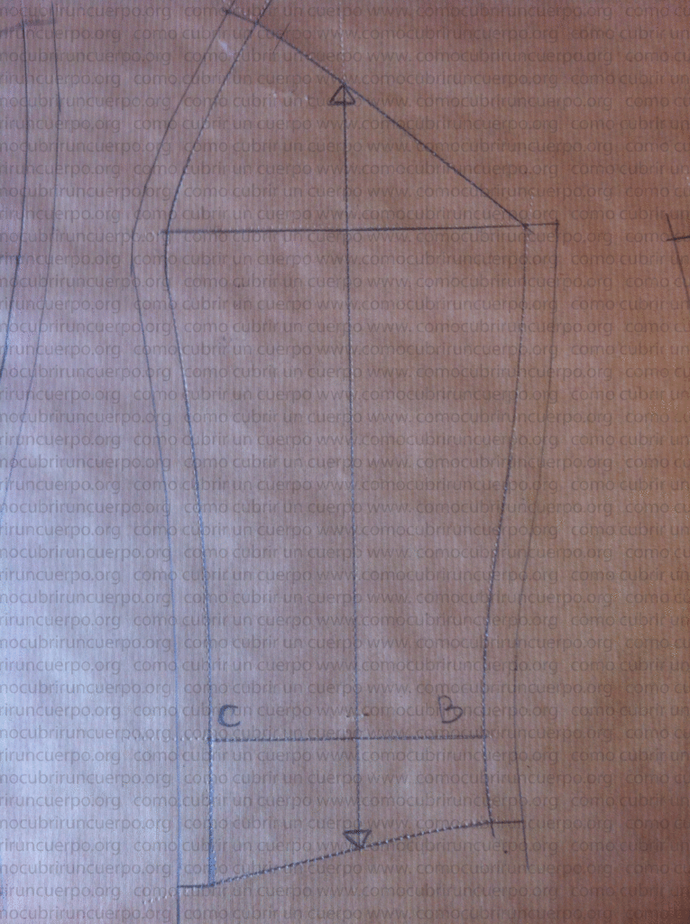 Continuación de la regulación de las costuras laterales del bustier siguiendo las líneas del escote y del bajo.