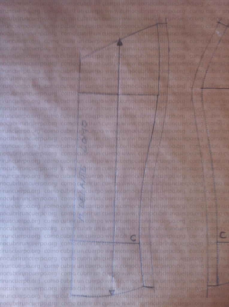 Resultado final de la regulación de las costuras laterales del bustier sobre la pieza de mitad de espalda.