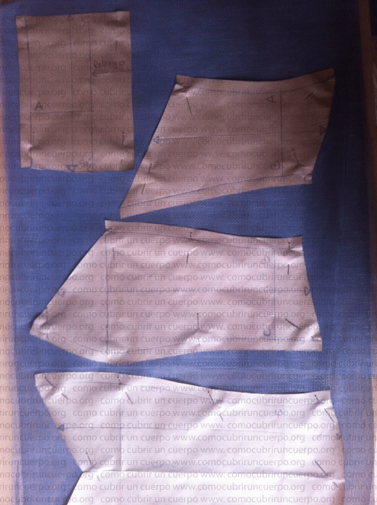 Disposición de las piezas del bustier cortadas en rejilla de PVC para un montaje destinado a vestuario teatral.