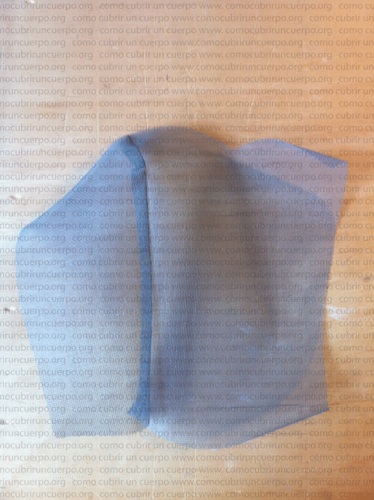 Unión a un centímetro de la pieza de mitad delante con una de las piezas del delantero del bustier.