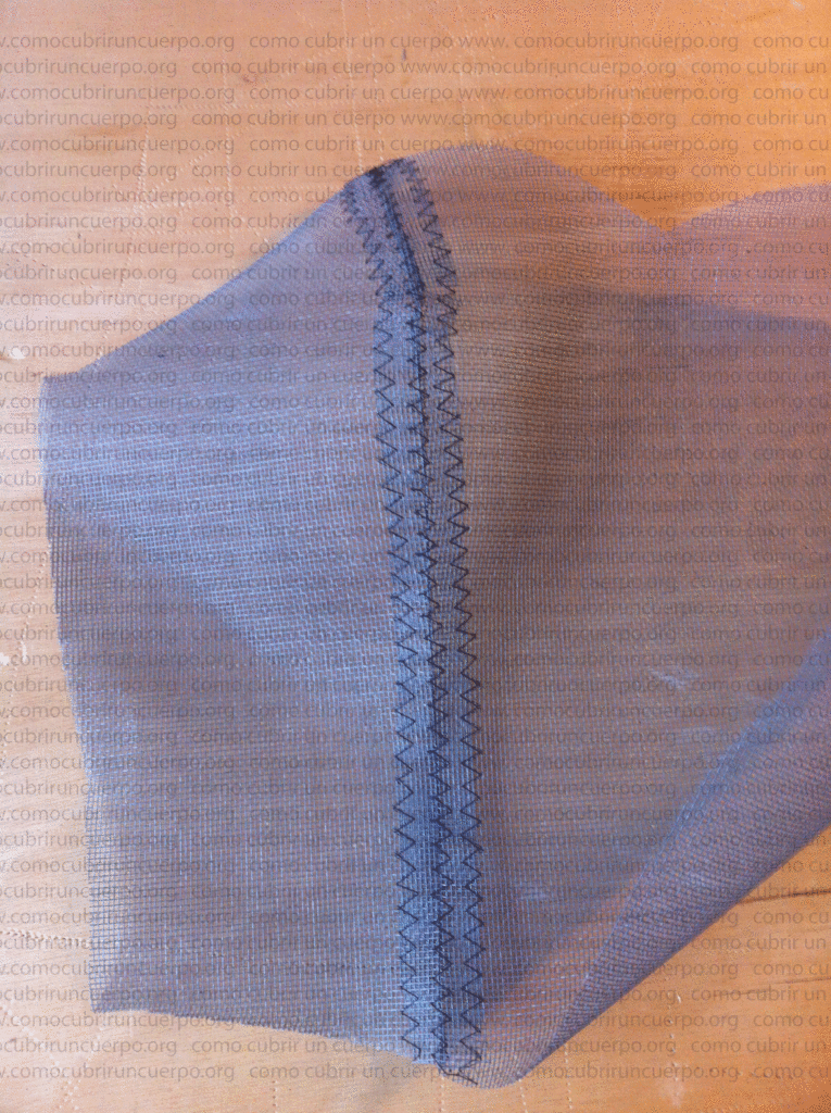 Apertura de las costuras del bustier y fijación mediante zigzag para mantenerlas abiertas.