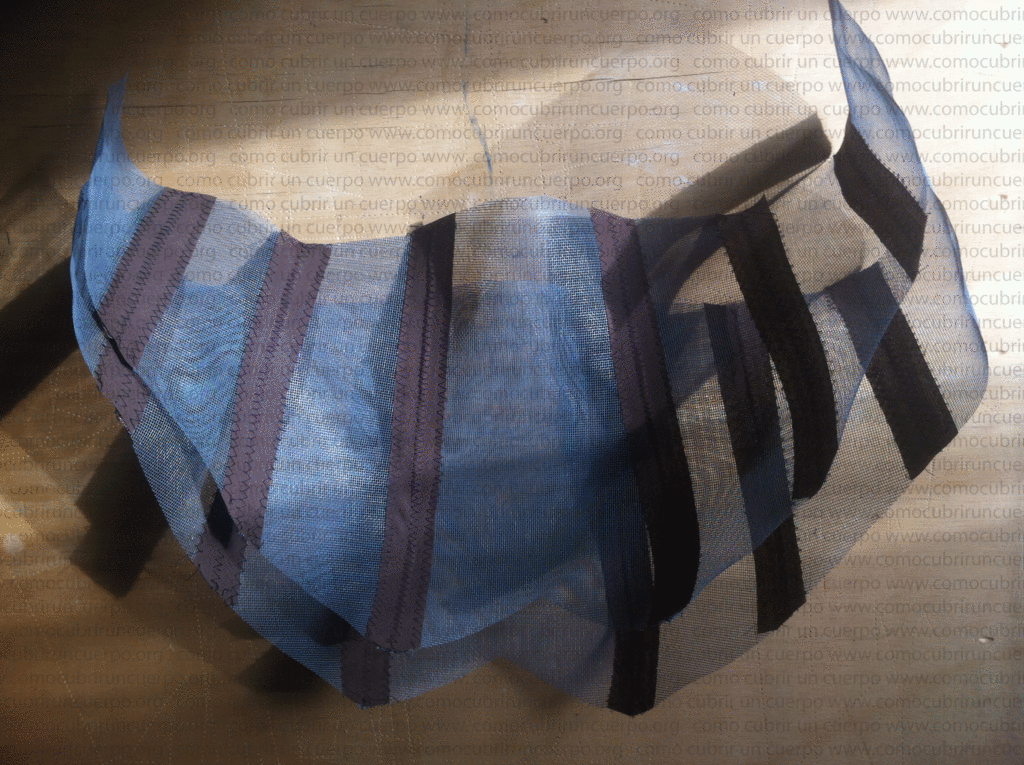 Dos capas del bustier montadas con bieses colocados como pasaballenas o fundas para varillas.