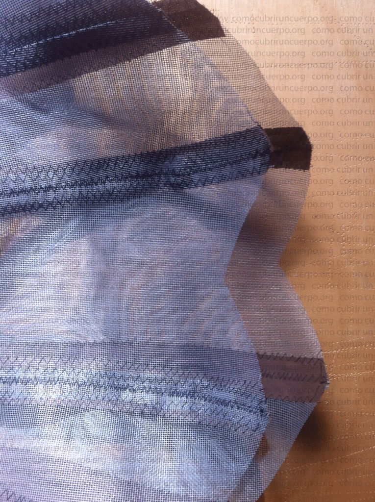 Encarado de los pasaballenas del bustier antes de crear las fundas para las varillas.