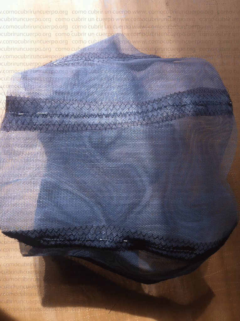 Alineación y sujeción con alfileres de las costuras del bustier interior y exterior antes de coser.