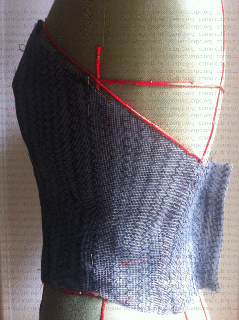 Bustier con varillas colocado sobre el maniquí de costura, ajustado según el moulage original.