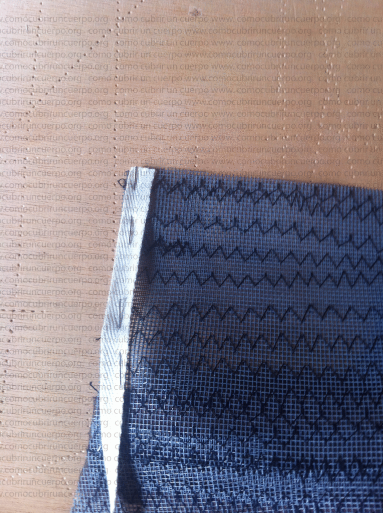 Cinta rígida colocada en el escote y la cintura del bustier para evitar cedimientos.