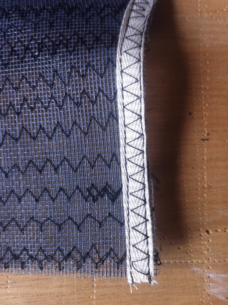 Fijación de la cinta de refuerzo del bustier con zigzag central y pespunte superior e inferior