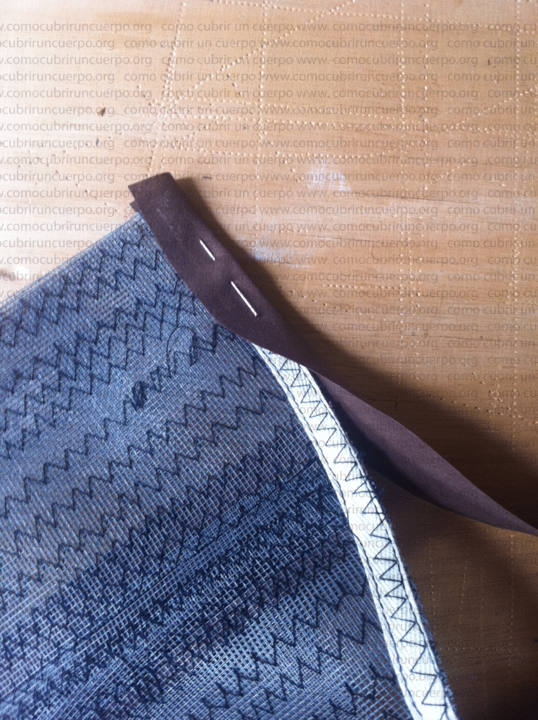 Colocación del bies doblado para pulir el descote y el bajo del bustier