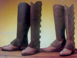 Polaina cubana con cierre mediante hebillas metálicas