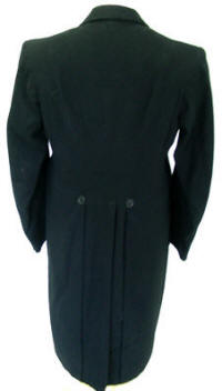 Vista posterior de un frac negro con faldones en punta tipo cola de urraca