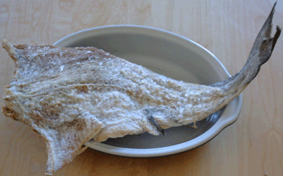 Cola de bacalao seco vista sobre un plato