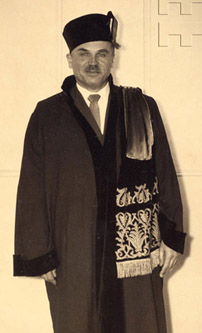 Fotografía de Ernst Neufert, arquitecto del siglo XX que difundió la proporción áurea aplicada al cuerpo humano y la arquitectura.