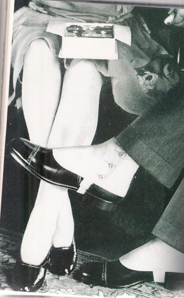 Spats de tela blanca abotonados al tobillo, usados como complemento de vestir masculino